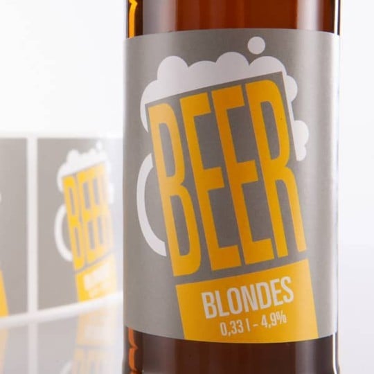 bottiglie di birra marrone con etichetta adesiva rettangolare stampata
