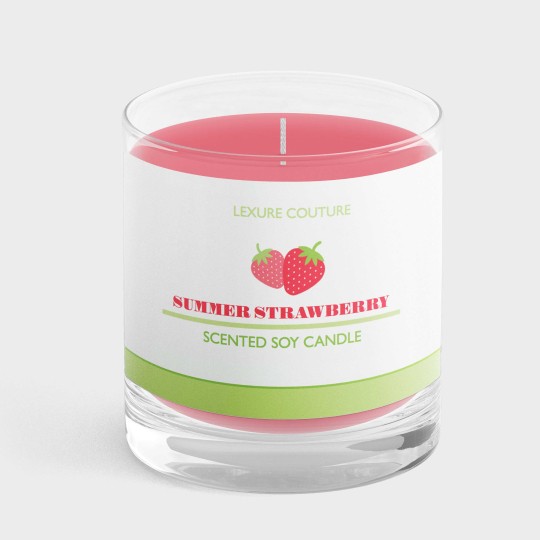 una candela rosa con etichetta rettangolare stampata che avvolge tutto il vasetto