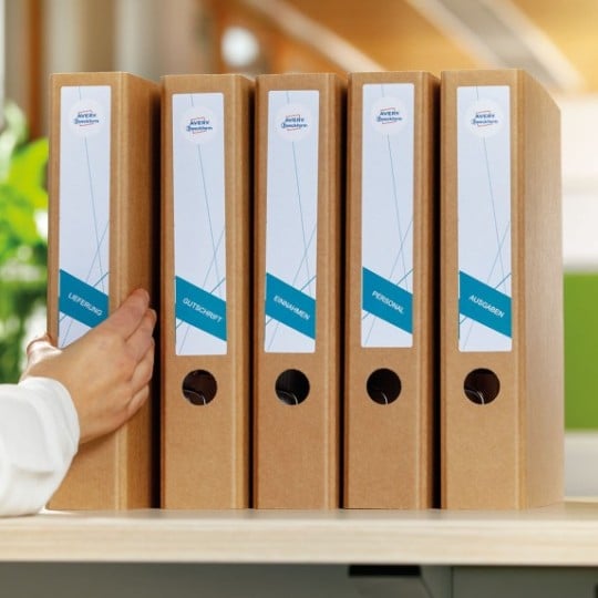 serie di raccoglitori per l'ufficio con etichette adesive stampate