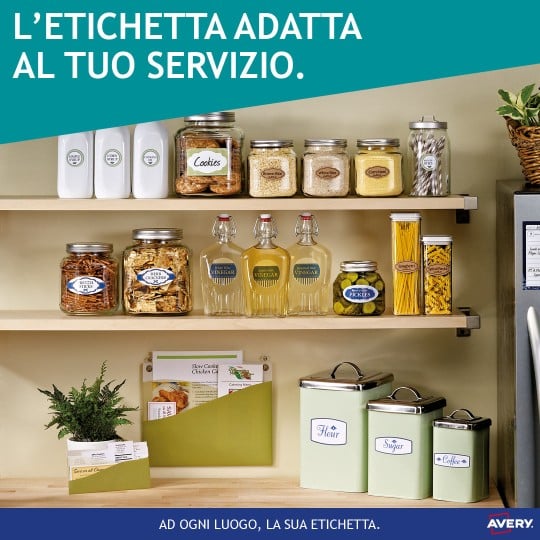 scaffale di un negozio con diversi barattoli e prodotti con applicate delle etichette stampate