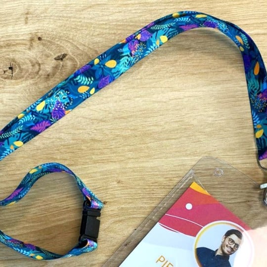 cordoncini colorato per porta badge su un tavolo
