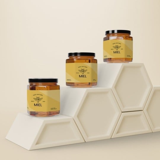 barattoli di miele con etichette adesive stampate su una riproduzione di un alveolare