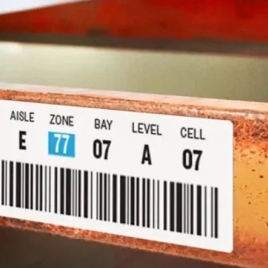 Etichetta con codice a barre applicata su scaffale arancione in magazzino
