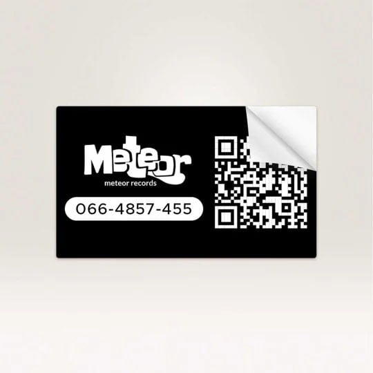 biglietto da visita adesivo stampato con QR code ed informazioni di contatto