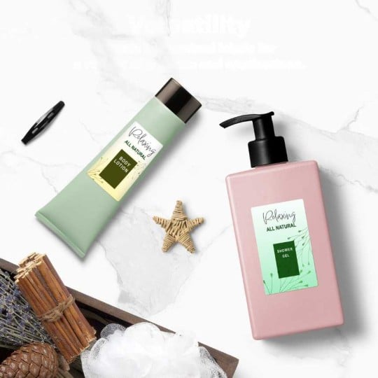 due cosmetici con applicate delle etichette personalizzate e stampate due cosmetici con applicate delle etichette personalizzate e stampate