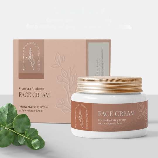 barattolo di crema davanti alla sua confezione barattolo di crema davanti alla sua confezione