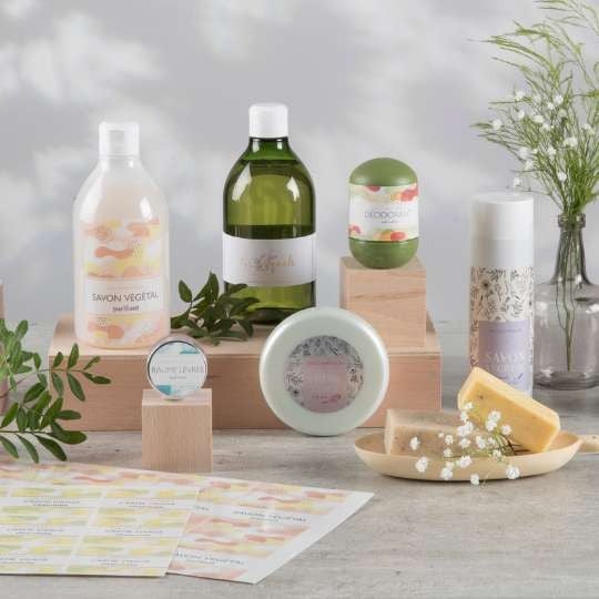 vari cosmetici posizionati su un tavolo con applicate etichette stampate vari cosmetici posizionati su un tavolo con applicate etichette stampate