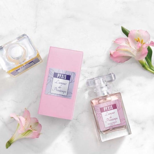 prodotti cosmetici con applicate delle etichette personalizzate colorate prodotti cosmetici con applicate delle etichette personalizzate colorate