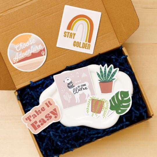 varie forme di stickers stampati posizionati su un tavolo varie forme di stickers stampati posizionati su un tavolo