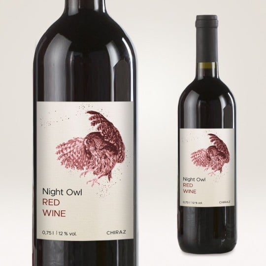 due bottiglie di vino con applicate delle etichette stampate