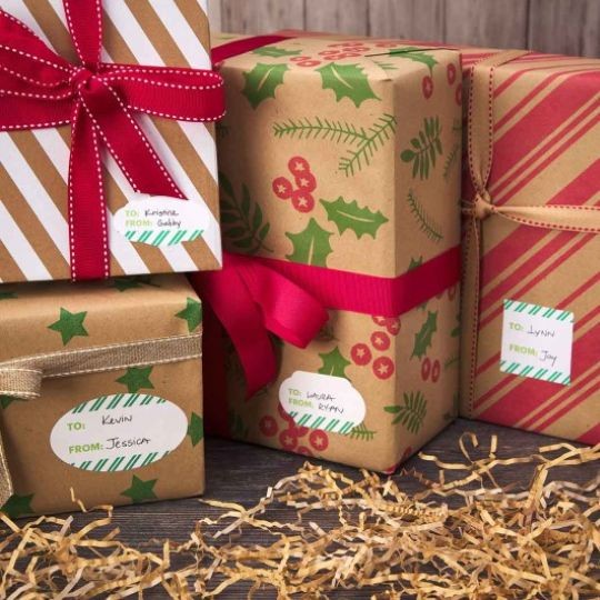 vari pacchetti regalo di natale con applicate etichette con i nomi