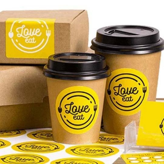 confezioni di alimenti con applicate diverse etichette stampate con il logo