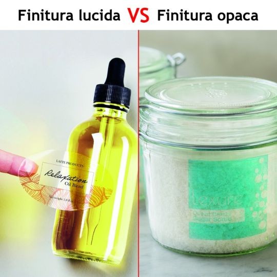 mano che mostra una etichetta trasparente ovale applicata ad un flacone