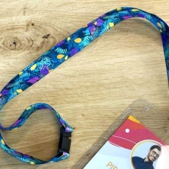 cordoncini colorato per porta badge su un tavolo