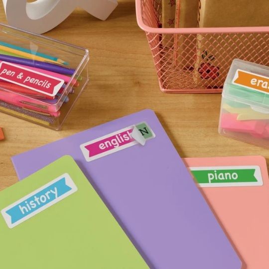 quaderni con applicate le etichette con il nome