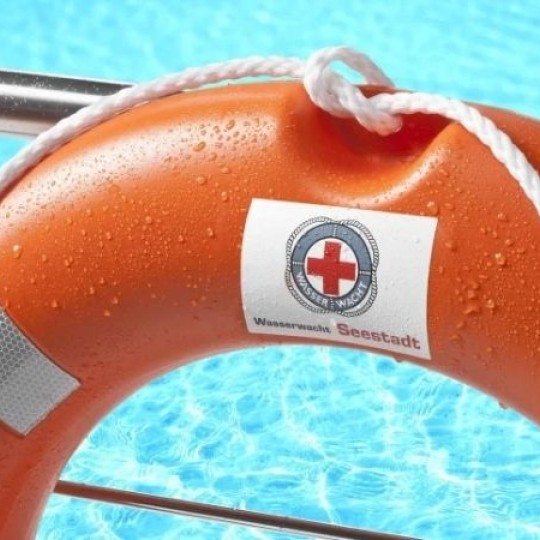 salvagente con applicata una etichetta stampata