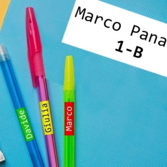 quaderno con applicata una etichetta con stampato il nome di un bambino