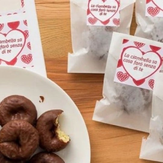 confezioni di biscotti con applicate delle etichette adesive stampate