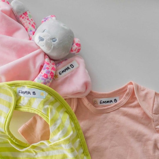 capi di abbigliamento dei bambini etichettati con il nome