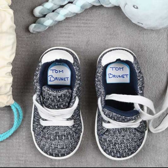 scarpe per bambini con etichetta nome