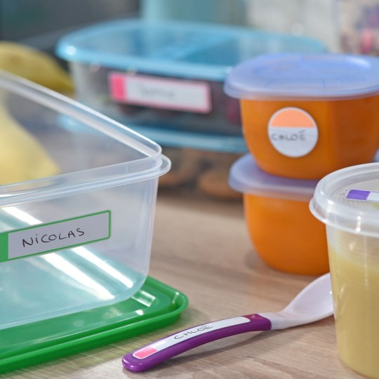 contenitori per il porta pranzo con applicate delle etichette stampate