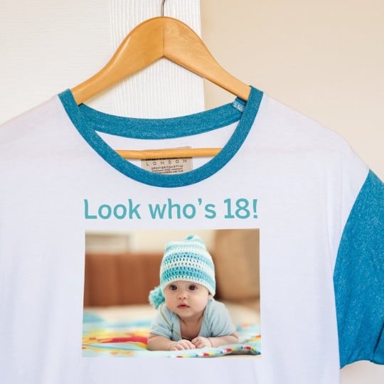 t-shirt con foto di un bambino