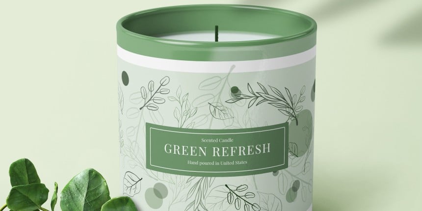 candela in un vasetto verde con etichetta rettangolare stampata che avvolge tutto il vasetto