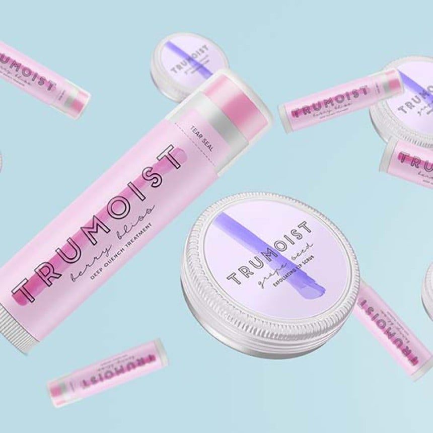 cosmetici con applicate delle etichette stampate con le informazioni di prodotto
