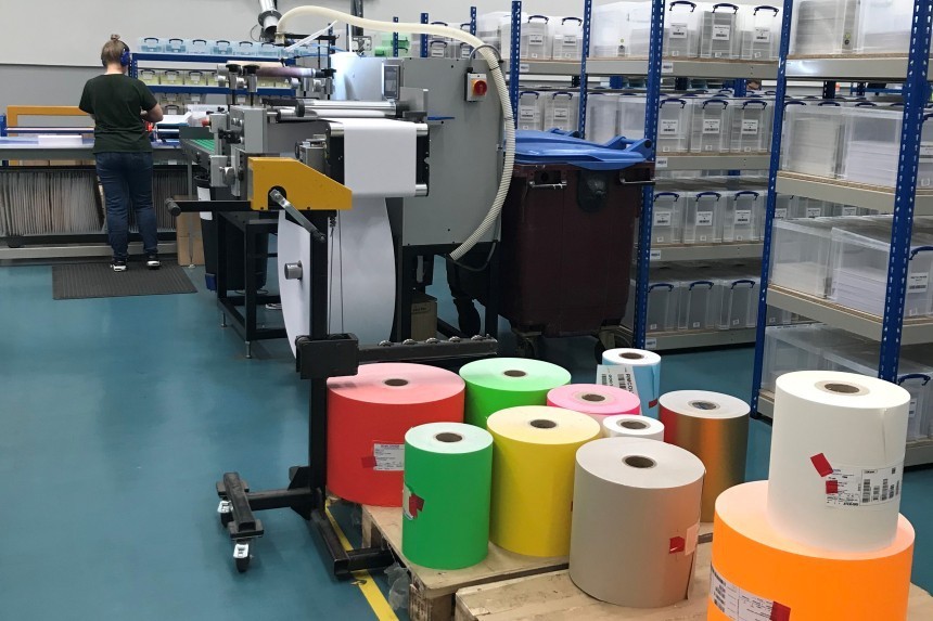 varie bobine di etichette colorate
