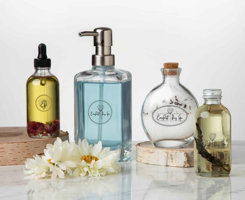 set di cosmetici in contenitori in vetro con applicate delle etichette trasparenti stampate