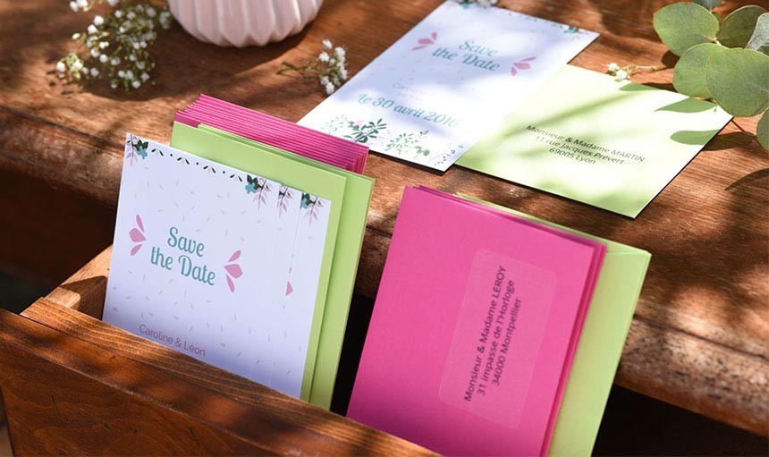 buste da lettera colorate con applicate delle etichette stampate