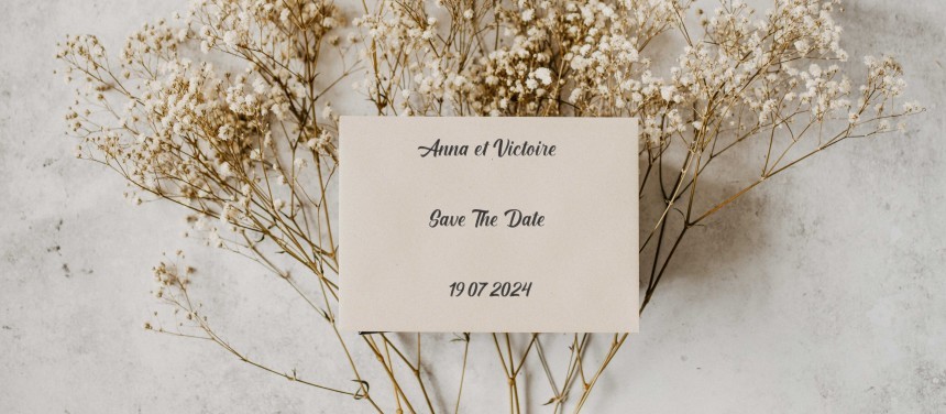 cartoncino con le informazioni essenziali per il save the date del matrimonio