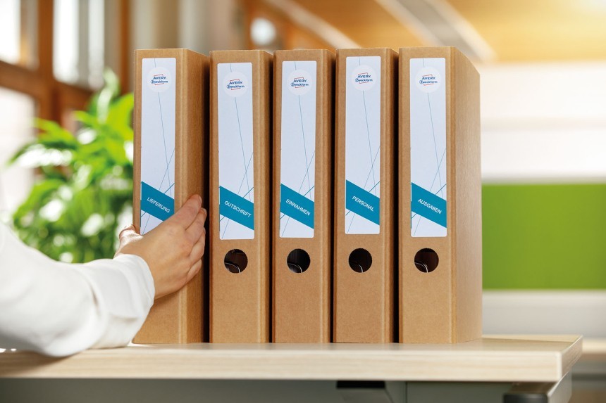 serie di raccoglitori per l'ufficio con etichette adesive stampate