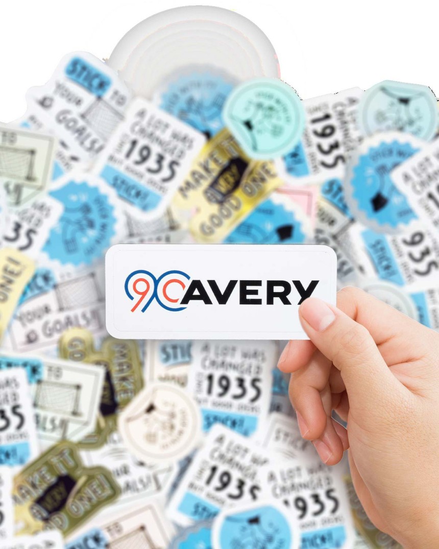 mano che mostra un adesivo con stampato il logo 90 anni di Avery