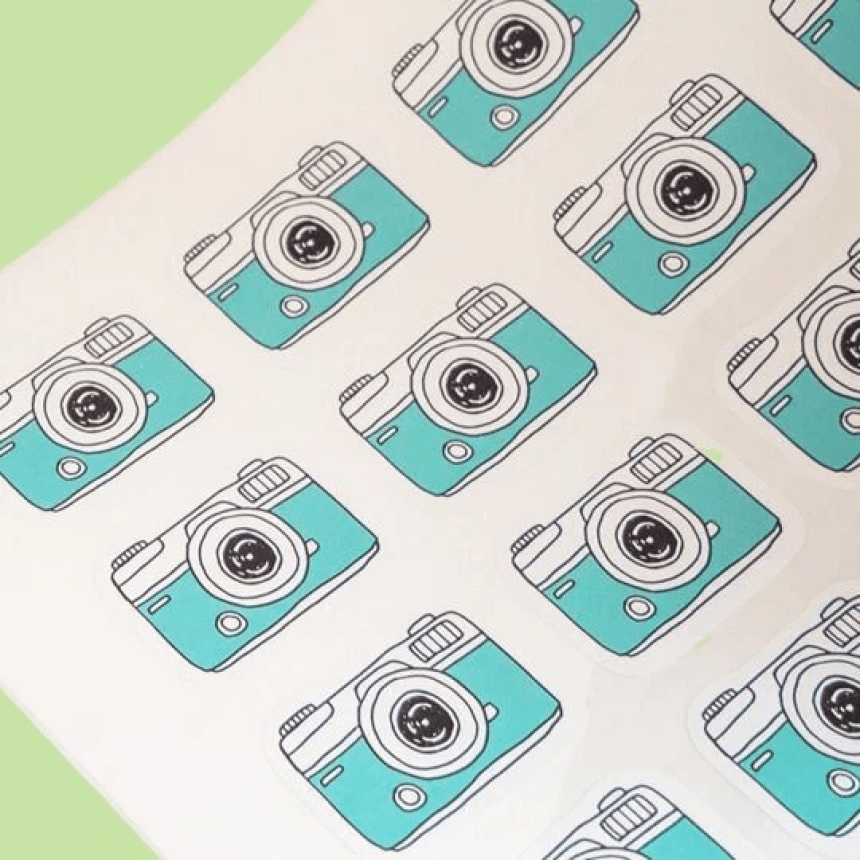 foglio di etichette adesive con stampata una fotocamera vintage