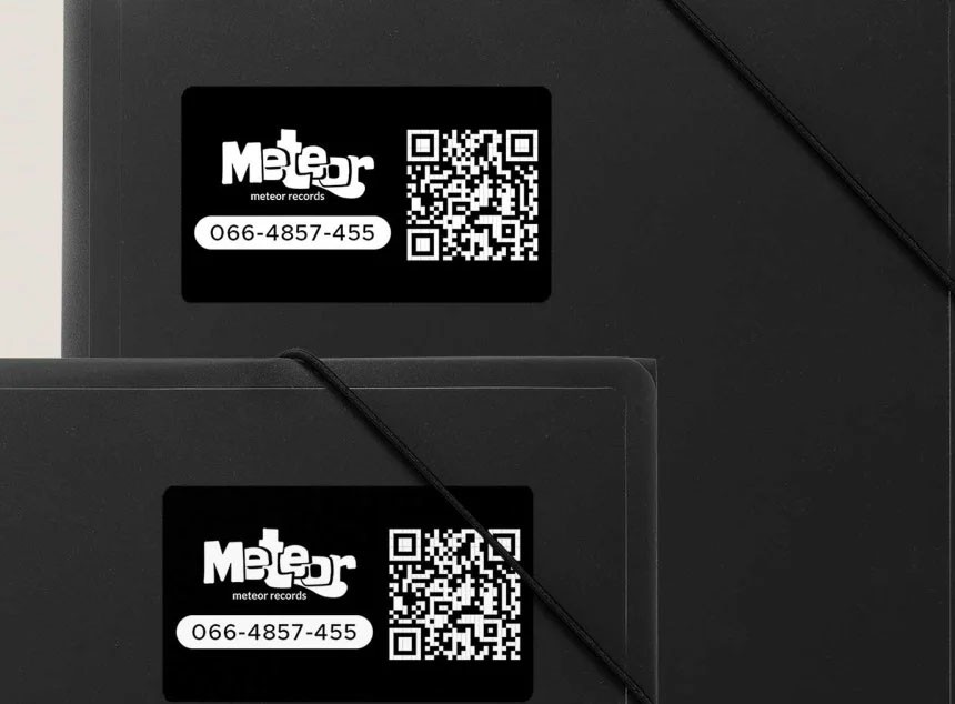 biglietto da visita adesivo stampato con QR code ed informazioni di contatto applicato su busta nera
