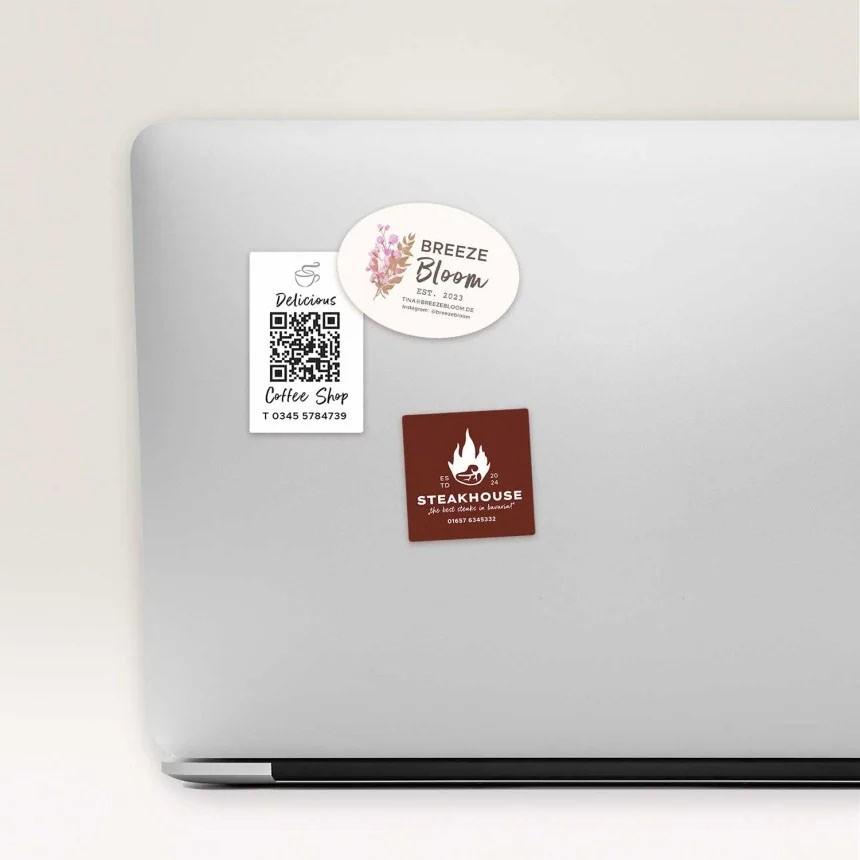 tre biglietti da visita adesivi stampati con le informazioni di contatto e codice QR