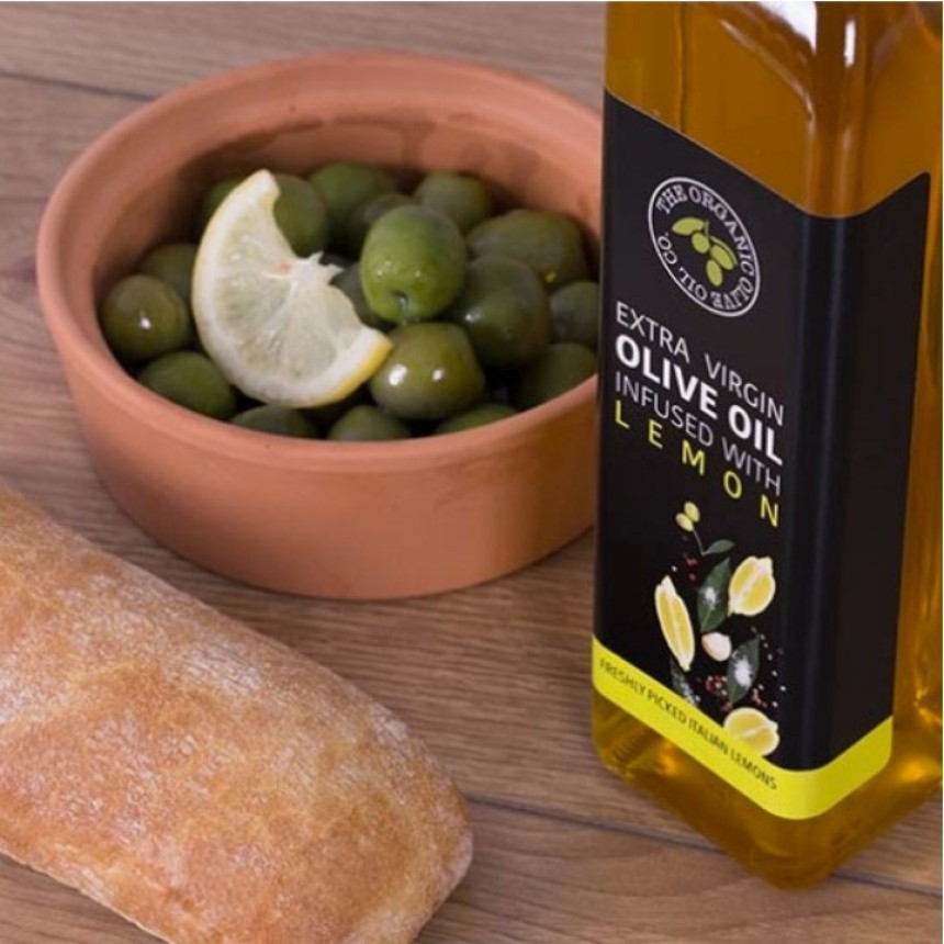 Ciotola di olive e del pane e una bottiglia di olio con etichetta adesiva applicata