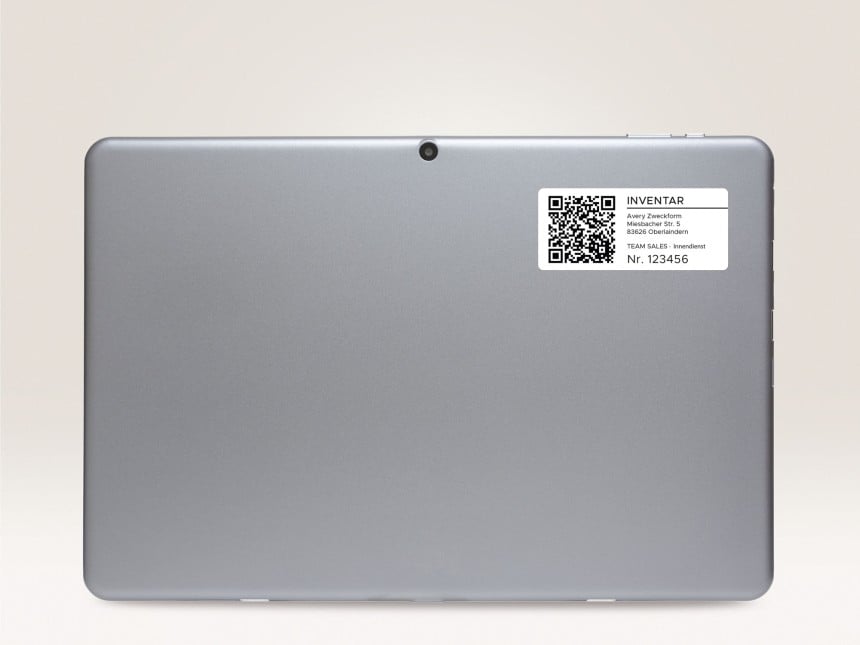 pc con applicata una etichetta con stampato un QR code