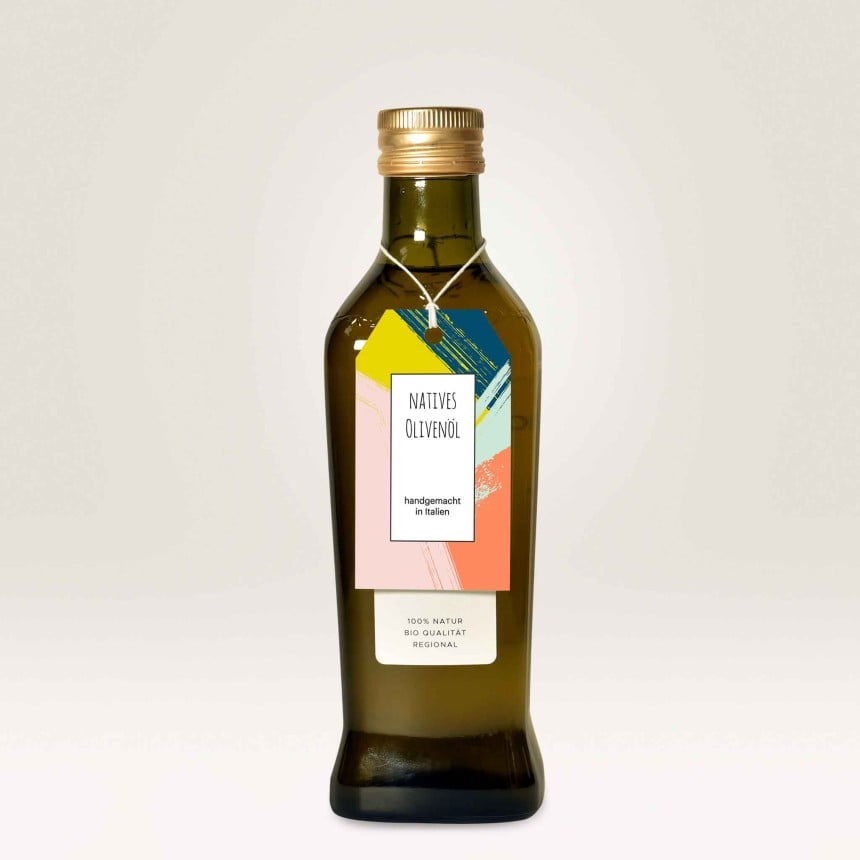 bottiglia di olio con applicato un cartellino stampato