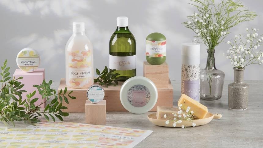 vari prodotti cosmetici con applicate delle etichette personalizzate vari prodotti cosmetici con applicate delle etichette personalizzate