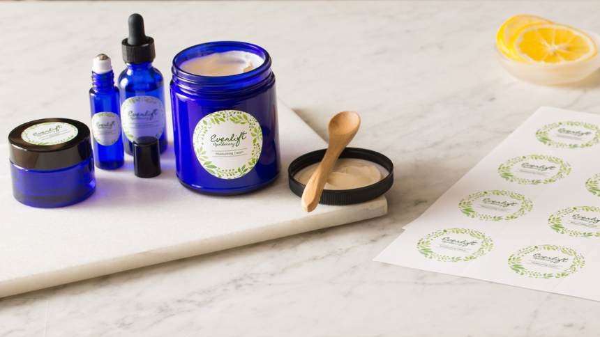 vari prodotti cosmetici con applicate delle etichette personalizzate e stampate