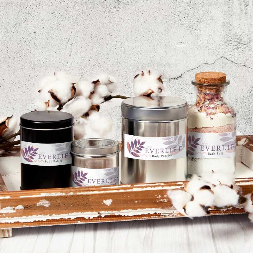 prodotti cosmetici su un vassoio di legno con applicate delle etichette stampate prodotti cosmetici su un vassoio di legno con applicate delle etichette stampate