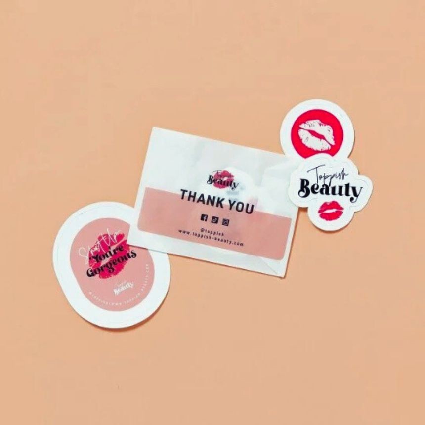 stickers stampati in vari formati posizionati su un tavolo