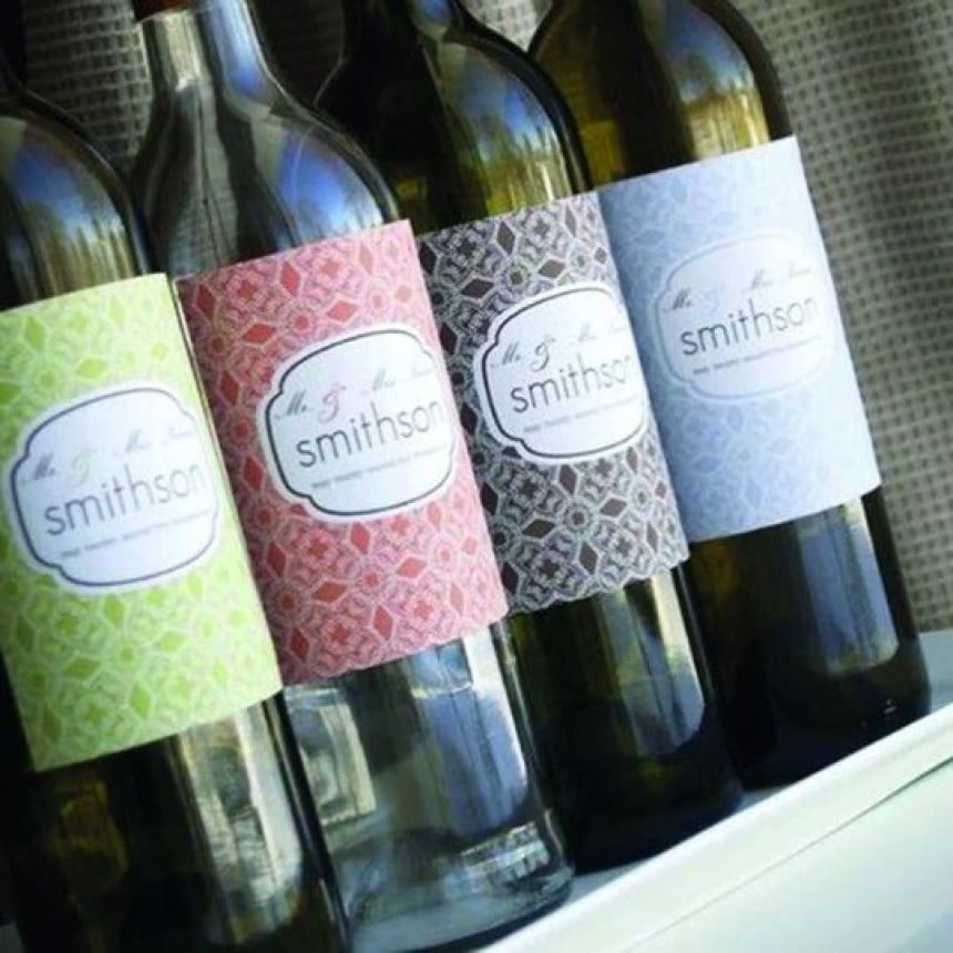 tre bottiglie di vino con etichette adesive stampate con testi ed immagini