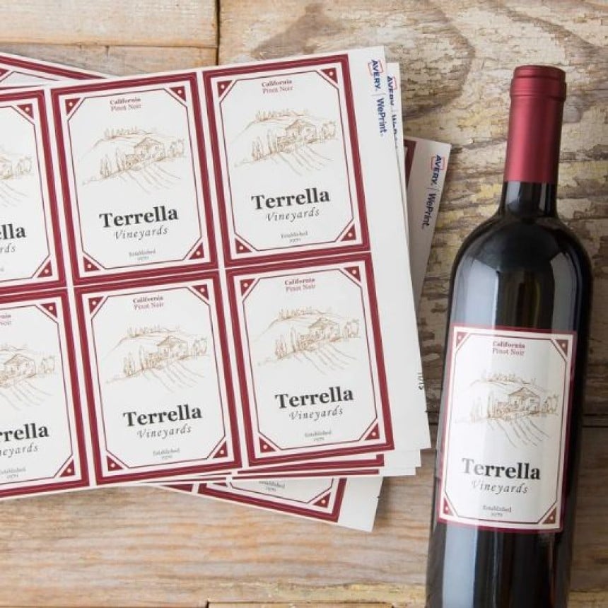 bottiglia di vino con etichetta rettangolare stampata e foglio di etichette con la stessa grafica
