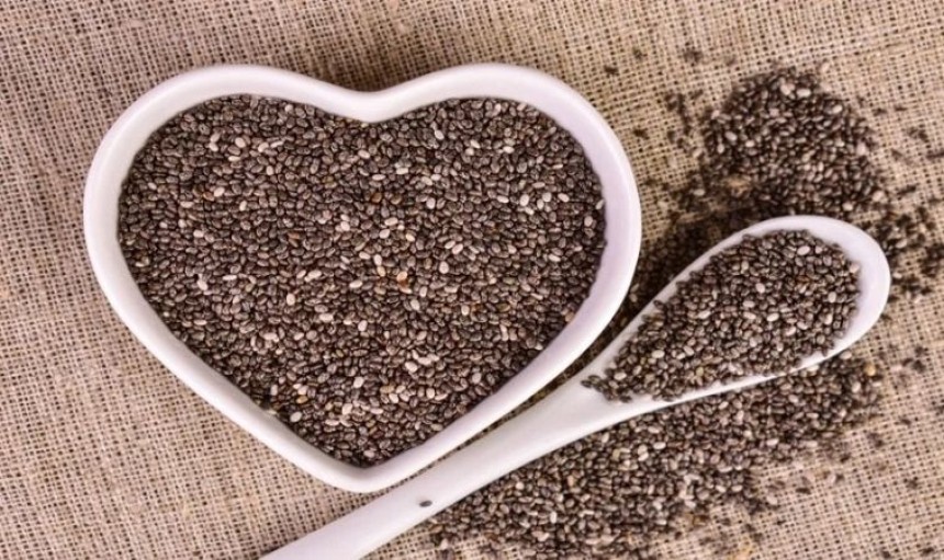 contenitore a forma di cuore contenente dei semi