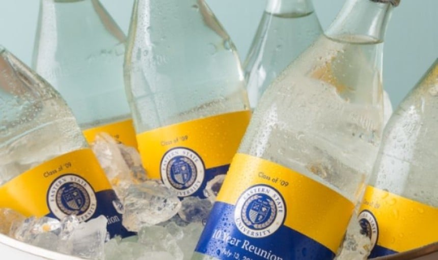 bottiglie di acqua con applicate delle etichette stampate