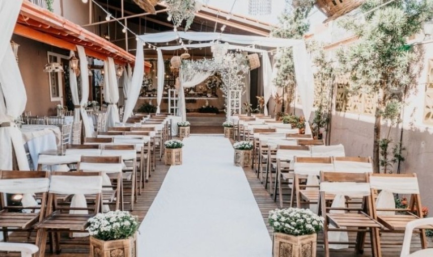 location di un matrimonio all'aperto decorata con fiori e tulle bianchi