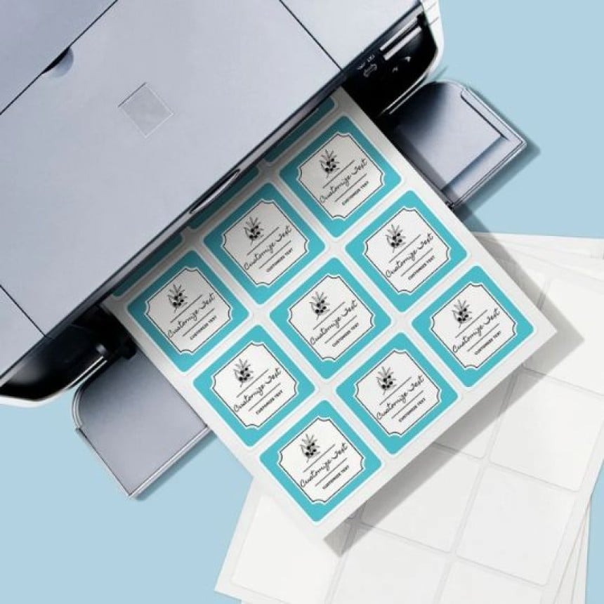 stampante con un foglio di Etichette quadrate stampate